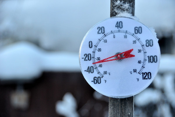 image of an outdoor thermometer